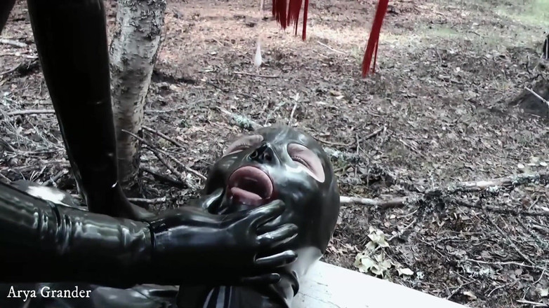 Arya Grander: Fetiche de látex juega con muñeca de goma