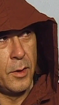 Svázaná puma neúprosně škádlí dvěma muži s kapucí