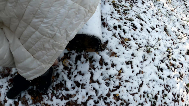 Bouncy Tits Action: Schiaffeggiando e tirando le sue labbra nella neve