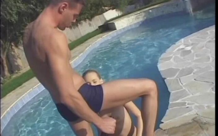Dangerous Teens: Yasmine Gold, jeune salope blonde aux petits seins, se fait...