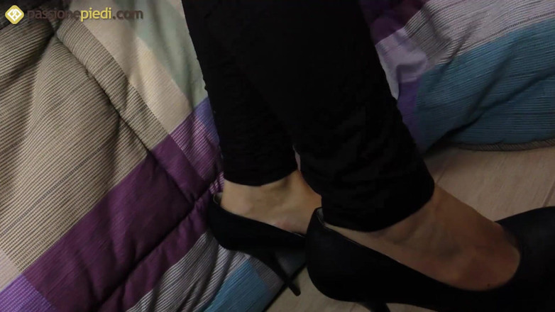 Foot Fetish HD: Chiara, dewi yang menakjubkan suka bermain dengan kaki seksinya