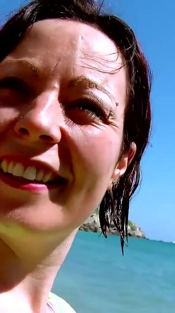 Milf taboo: Cette MILF excitée est une salope aux deux seins provocateurs...