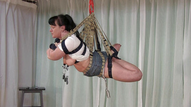 Studio Costeau: Penggancutan dalam blaus dan skirt