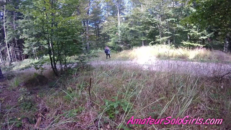 Amateur Solo Girls: 成熟した男は女の子が森で自慰行為をするのを見ます