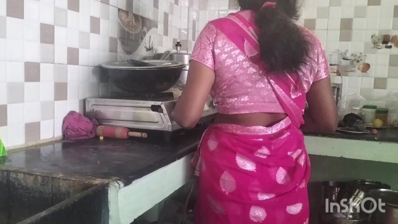 Funny couple porn studio: tamil kichan men baithakar chudaee