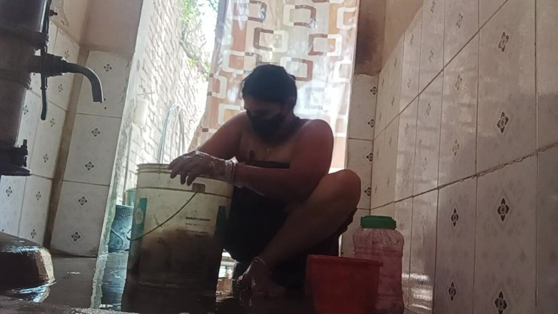 Desi_bhabhi121: 裸のバービー入浴のXXXビデオ