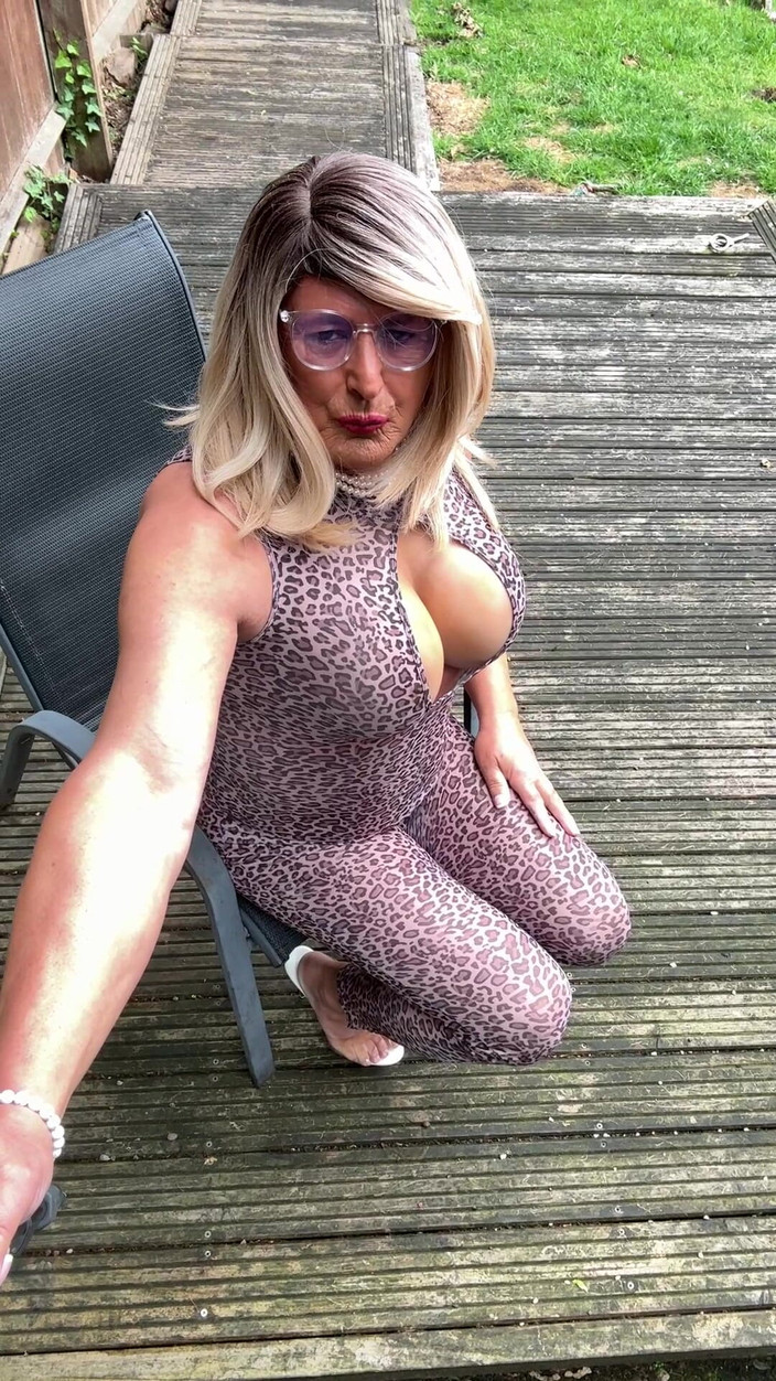 Kellycd2022: Leopar baskılı catsuit ve topuklu ayakkabılarla seksi travesti kellycd2022