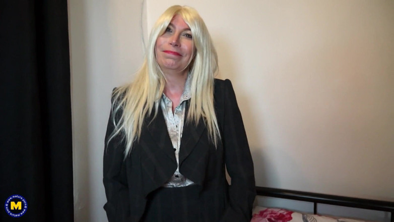 Mature NL: Barby, MILF Anglaise Mature, Doigte Sa Chatte Rasée Dans Son...