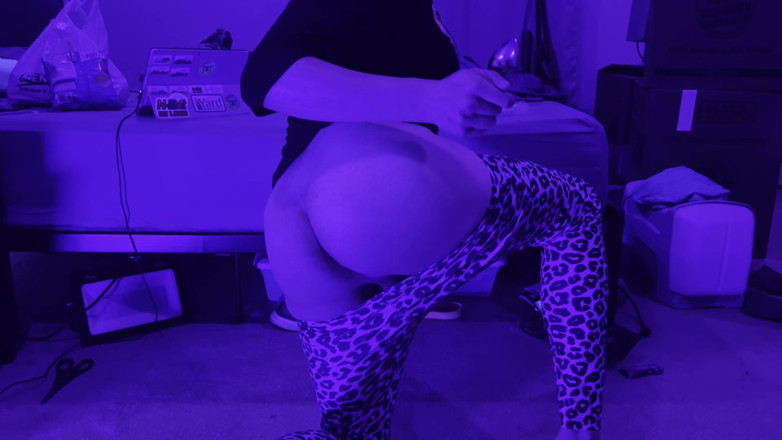 Puppersucc: Femboy doet kontplug erin en trekt zich af met zaklamp...