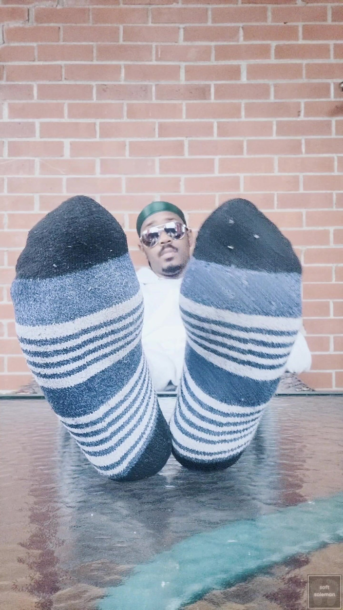 Soft Soleman: Я выставляет напоказ свои ступни и трогаю их