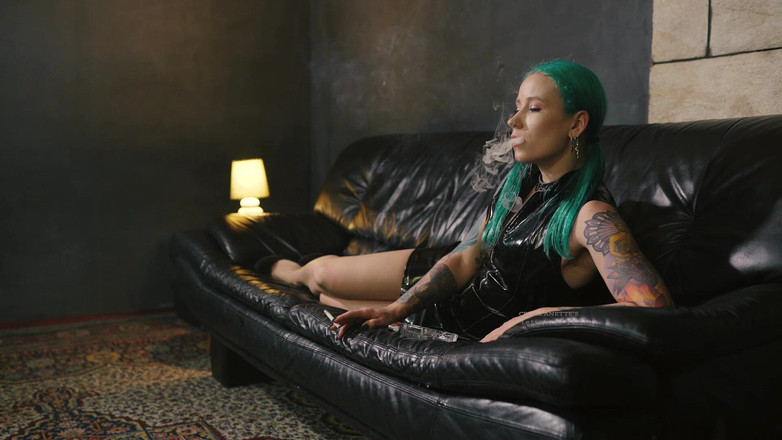 Cruel Anettes fetish world: Fumer dans une robe en pvc