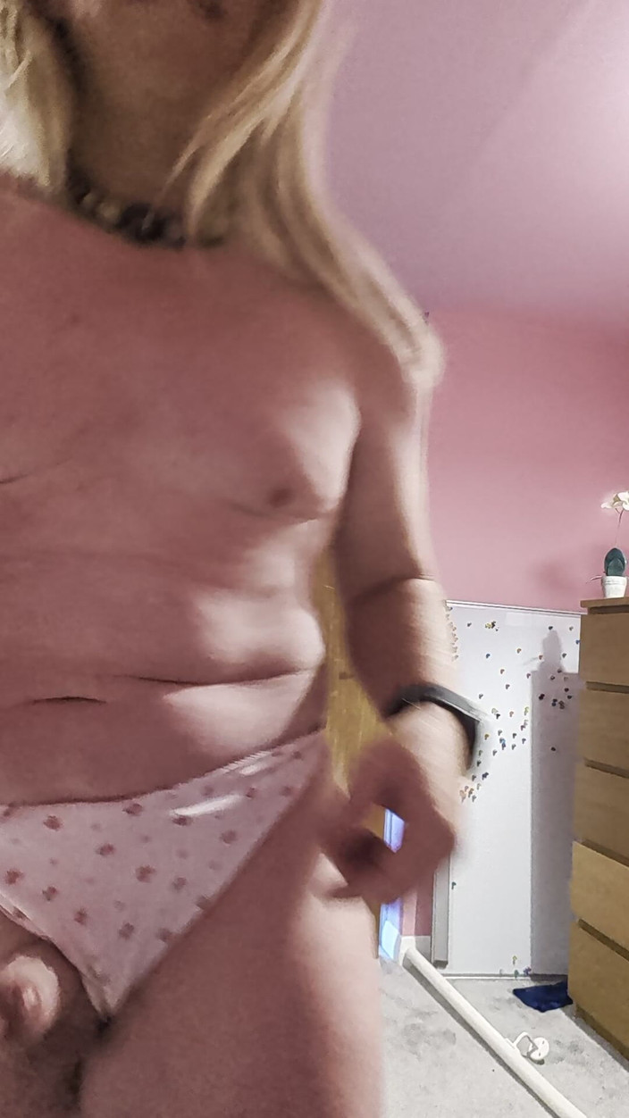 NikkiGee: Une éjaculation juteuse dans une nouvelle culotte !