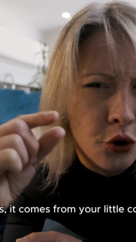 Eliberarea castității cu Adorare de picioare pentru pula ta mică - POV Joi - Stăpâna Julia