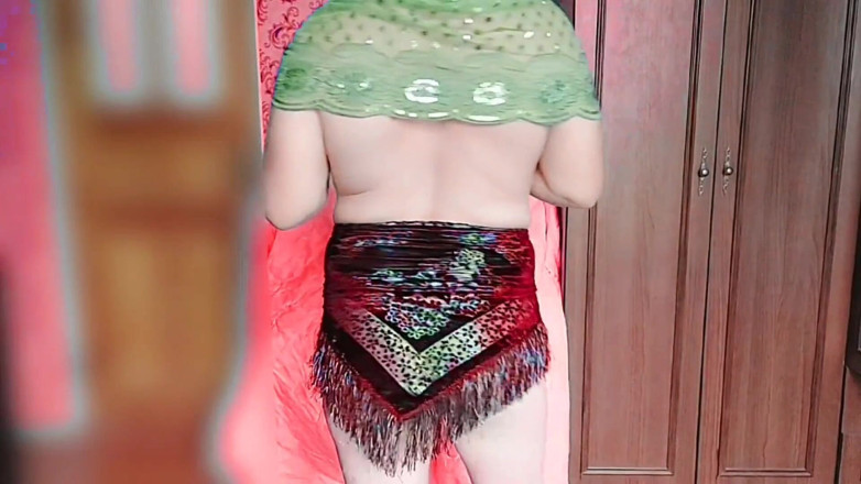 Kitty_Cross: मस्त महिलाबॉय चमकदार चड्डी में पैर दिखा रही है