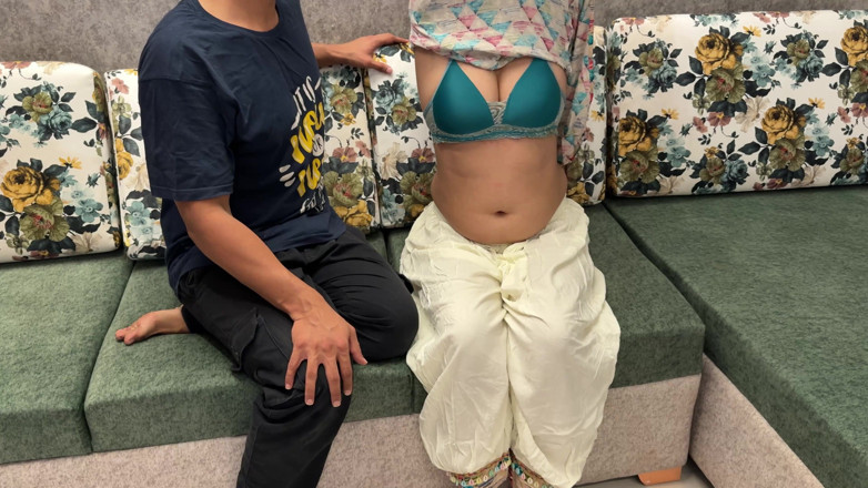 Hornycouple149: STYVMORS POJKE - omtänksam MILf saara låter sin försummade styvson krama...