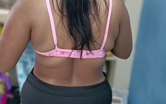 Tamil lesbian: 핫한 새 아줌마를 입고 있는 Saree