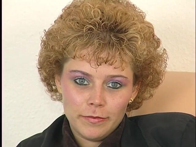Lucky Cooch: Une salope blonde joue avec sa chatte et suce la...