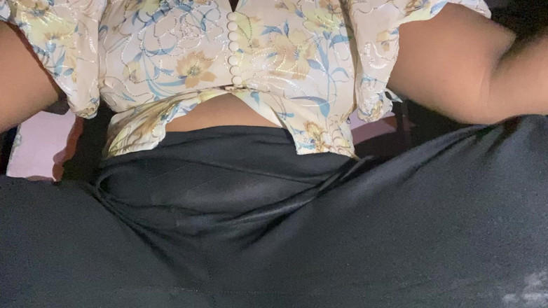 Angoori: Gorakhpuriya Bhauji menunjukkan rakannya dengan meletakkan jarinya ke dalam pepeknya,...