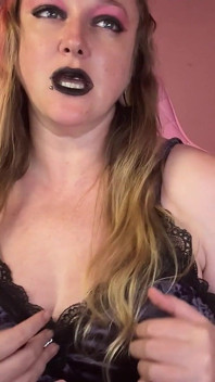 L'accordo satanico della ragazza gotica