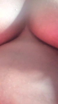 Massageando meus peitos pequenos