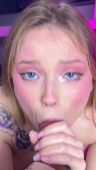Ducha De Leche Para Nena Tetona De 18 años - Consolador Grande, Tittyfuck, Enorme Corrida, Tragar Semen