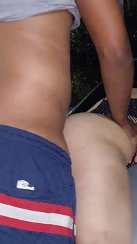 보지가 뚝뚝 떨어질 때까지 야외에서 섹스하는 섹시한 유부녀