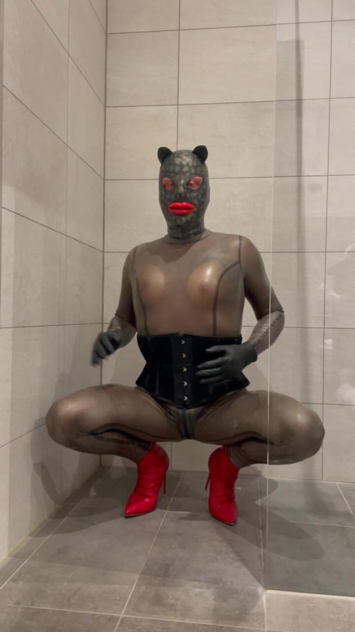 PervyLara: Rubberdoll negru costum de latex transparent în baie
