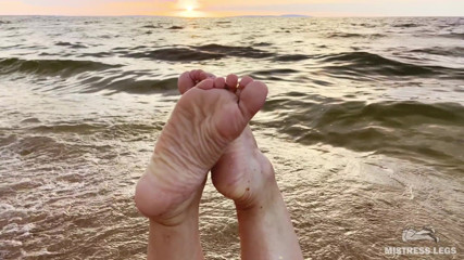 Mistress Legs: Piękne pomarszczone podeszwy i palce ruchają się na tle zachodu...