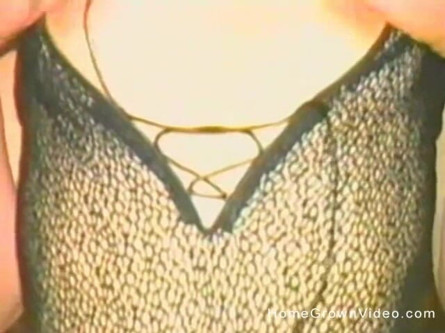 Homegrown Video: 欲求不満のブロンドが下着コレクションを見せる