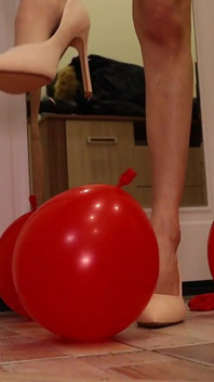 Balon naksir tumit. Menghancurkan sepatu hak tinggi