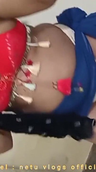 ヒジャブを着た美しいインドの女は、インドでエロティックなダンスを踊ります