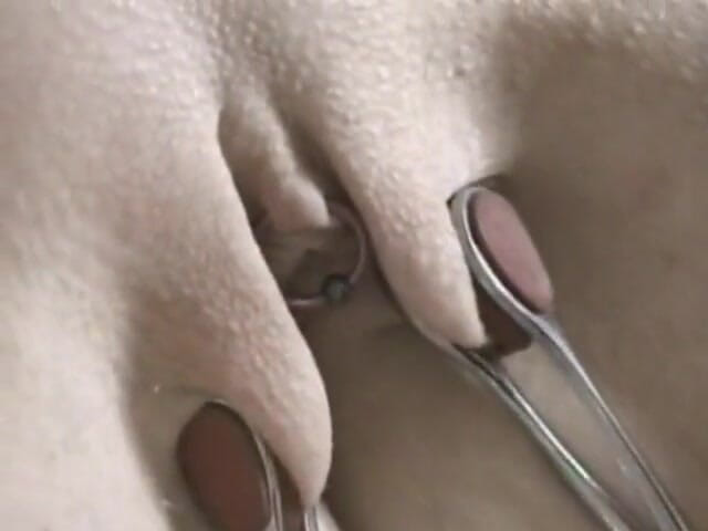 Vintage Fetish: Magrinha recebe buceta beliscada enquanto ela está amarrada