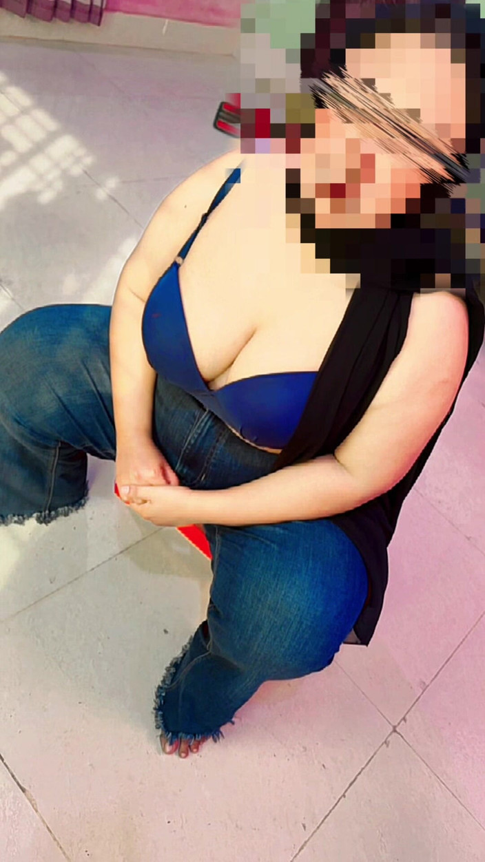 Aria Mia: Muçulmana árabe fofa bbw quente universitária just despir seu vestido universitário &amp;topless...