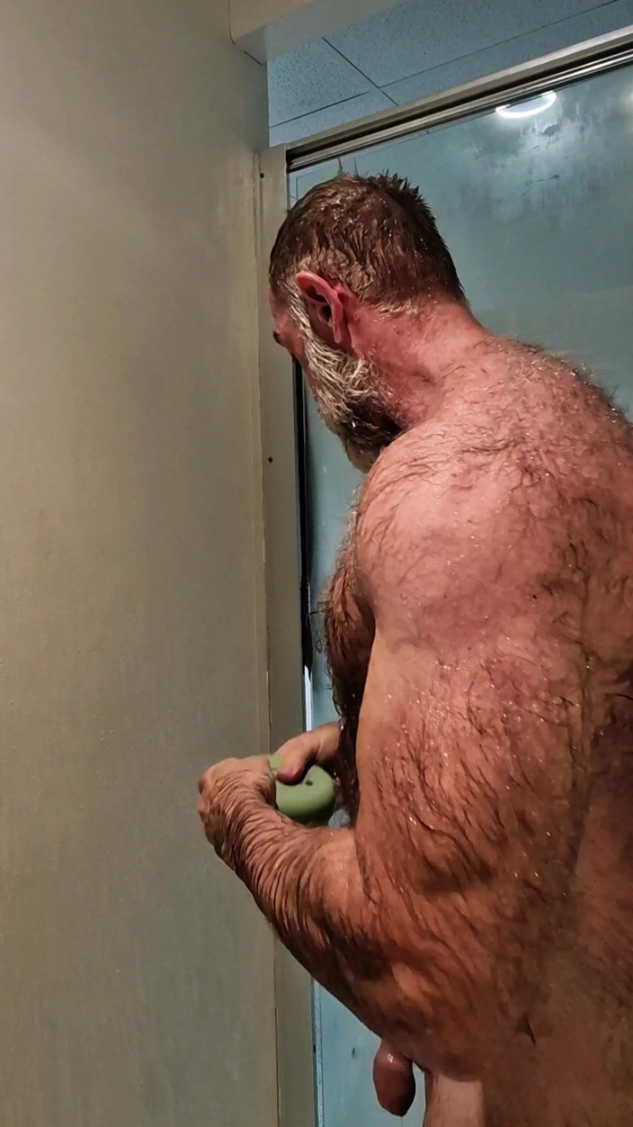 JackvanDean: Un urs musculos păros se flexează și face dușuri