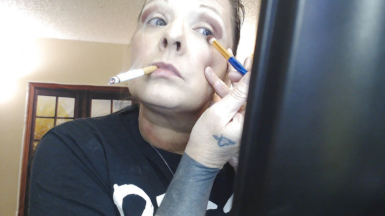 Abby Anna: ぶら下がっている煙をメイクアップする