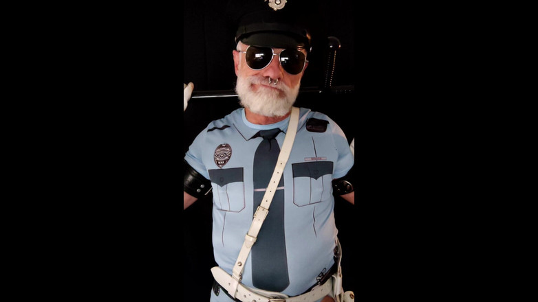 MusclesCigarsFFPig: En polis straffar