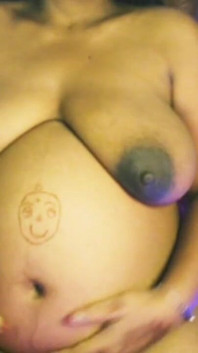 Strusciante Nudo Ditalino Succhiare Il Ciuffo Del Capezzolo.