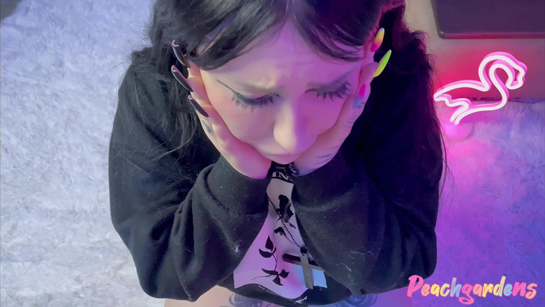 Peachgardens: 19歳の娘からのとてもよだれが垂れるディープスロート