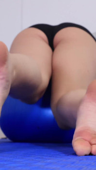 Sessione folle ragazza a piedi nudi in palestra