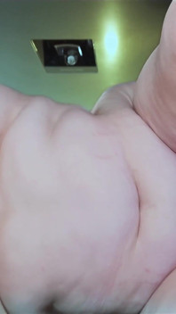 Une femme pulpeuse à gros nichons laisse un gros éjaculer dedans sa chatte fertile - vue de côté