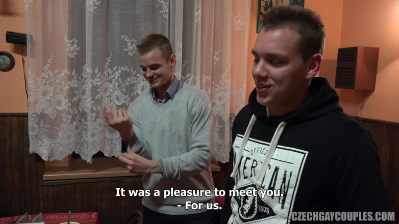 Czech Gay Couples: Czeska para gejów 2 dziwki pub - chłopcy z magazynu zostają zatrzasnięci...