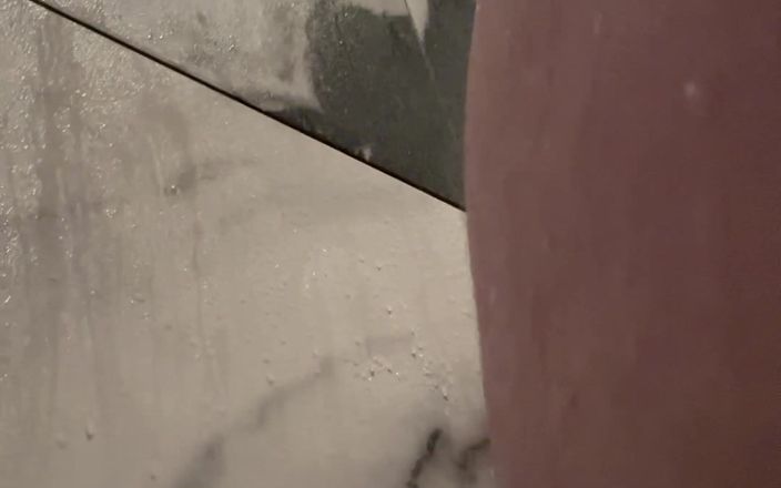 Thickened NJ: Stor dildo i duschen