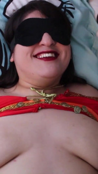 Břišní tanečnice dává šťastného členovi publika footjob