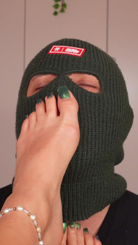 4K - Adoração Aos Pés E Engasgos Com Os Pés Da Deusa Loira Gostosa Com Unhas Verdes Longas