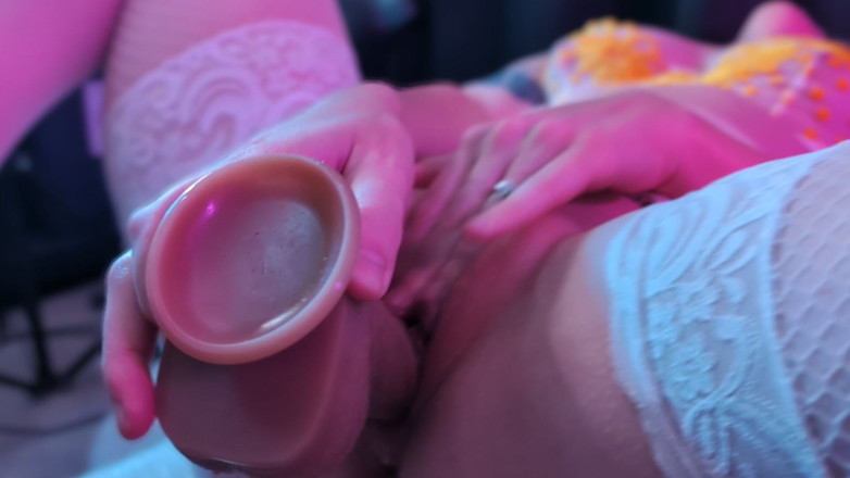 Evelyn Rouge: Guardami mentre mi masturbo con un enorme dildo