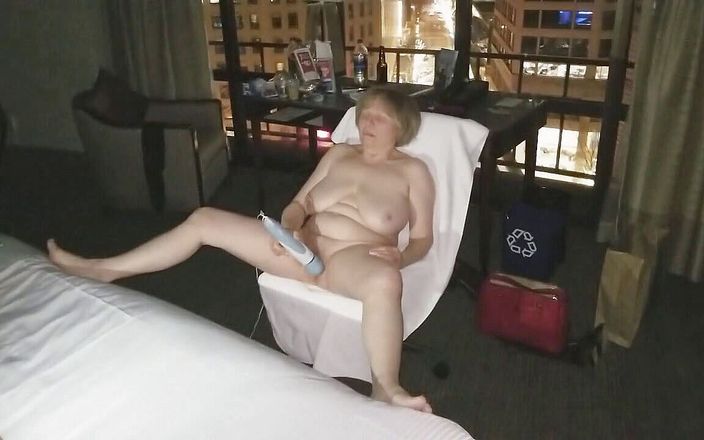 Marie Rocks, 60+ GILF: Zie de 63-jarige hottie masturberen in het raam van een hotelkamer