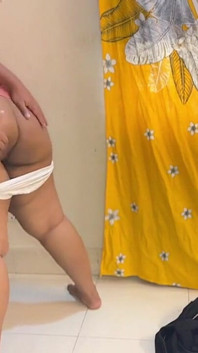 2025 年新年快乐庆祝活动与微胖朋友的大屁股和巨乳继母被儿子的朋友性交！