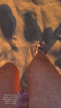 Promenader naken och kommer i Sanddynerna i Maspalomas