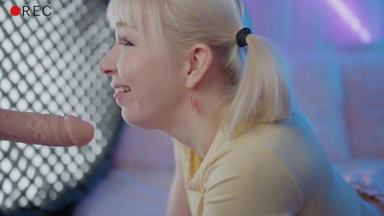 Jolie Lyon: 내 보지를 카메라에 대고 따먹는 교사