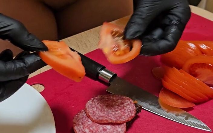 Emma_Alex: Noua Emma's Cooking Show. S1e2: Paine cu usturoi si țâțe goale.